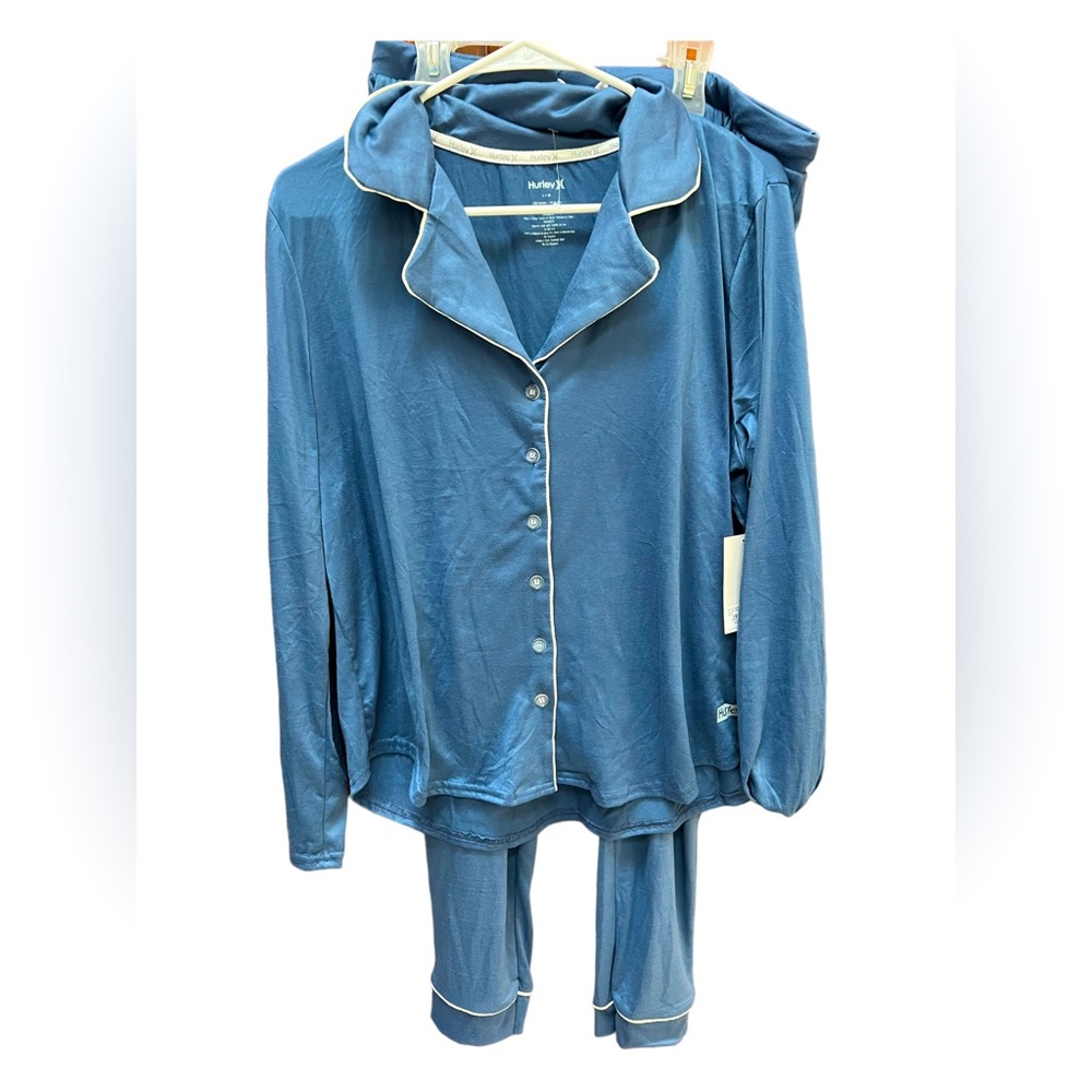 NWT women’s size L two piece blue button up pajamas